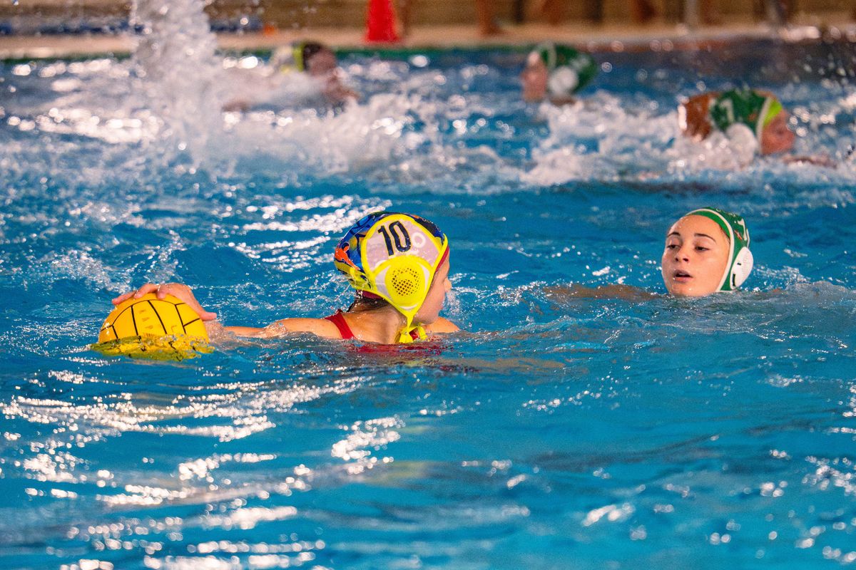 Jugadora de Getxo Waterpolo con gorro número 10 controla el balón en un partido.